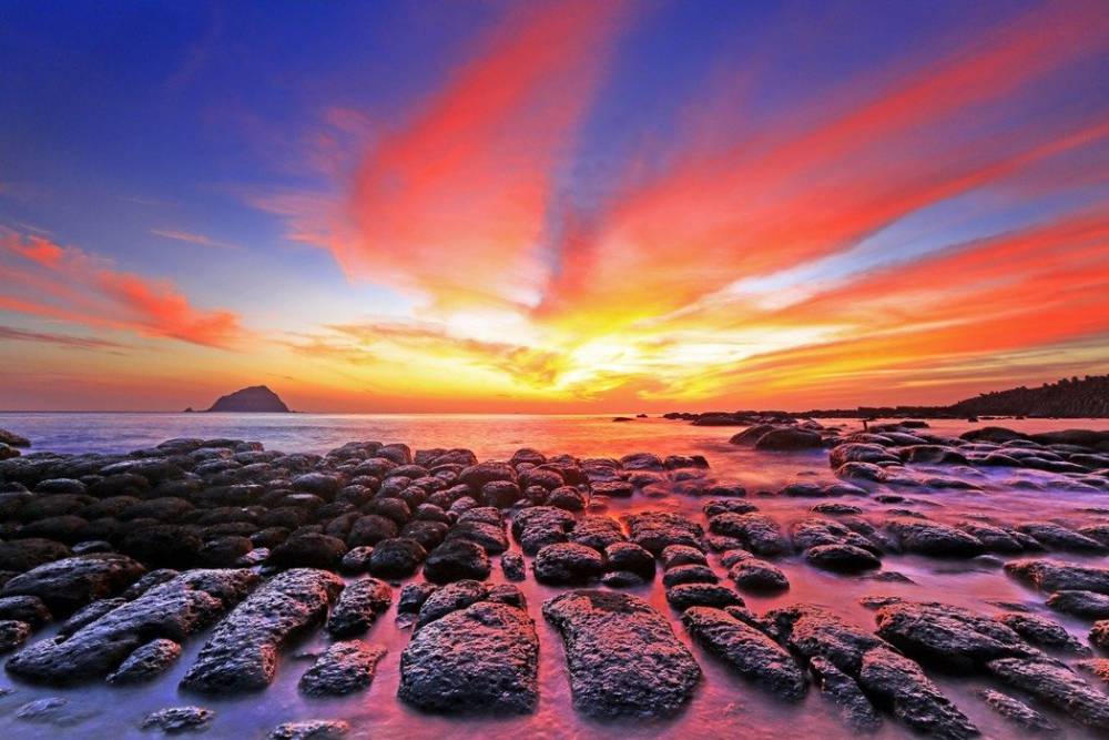 「全球21个最美日出观赏点」的「阿拉宝湾」,当太阳在海平面上升起的